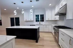 7 Greenway Cir, Syosset, NY 11791 - Photo 5