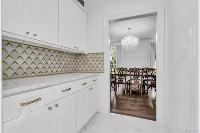 16 Robin Court, Glen Cove, NY 11542 - Photo 9