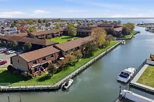 313 Mariners Way, Copiague, NY 11726 - Photo 3