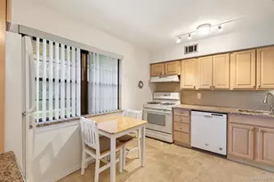 313 Mariners Way, Copiague, NY 11726 - Photo 9