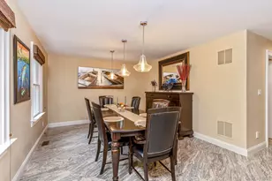 42 Old Neck Ct, Manorville, NY 11949 - Photo 5
