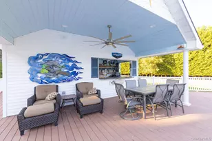 42 Old Neck Ct, Manorville, NY 11949 - Photo 5