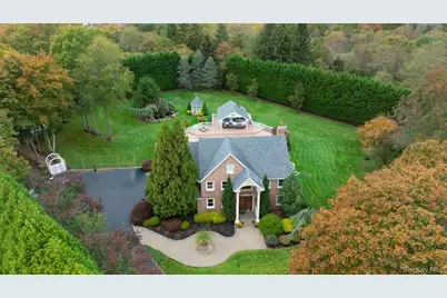 42 Old Neck Court, Manorville, NY 11949 - Photo 3