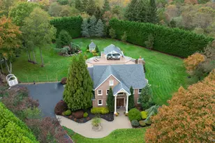 42 Old Neck Ct, Manorville, NY 11949 - Photo 3