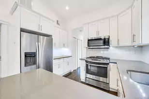 21 Ireland Pl, Copiague, NY 11726 - Photo 15