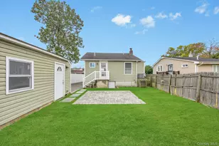 21 Ireland Pl, Copiague, NY 11726 - Photo 7