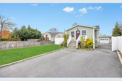 21 Ireland Place, Copiague, NY 11726 - Photo 1