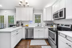 25 Hitching Post Ln, Glen Cove, NY 11542 - Photo 11