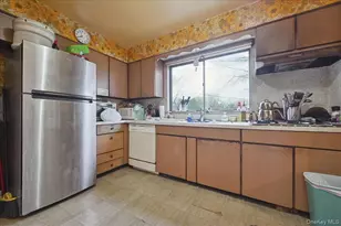 122 Haypath Rd, Bethpage, NY 11714 - Photo 9