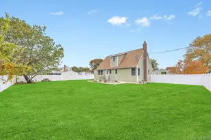 390 Parkside Ct, Copiague, NY 11726 - Photo 25