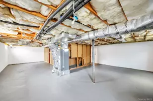 390 Parkside Ct, Copiague, NY 11726 - Photo 21