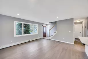 390 Parkside Ct, Copiague, NY 11726 - Photo 5