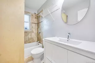 390 Parkside Ct, Copiague, NY 11726 - Photo 19