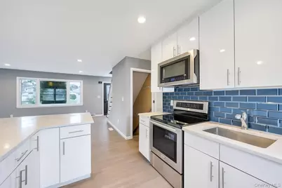 390 Parkside Court, Copiague, NY 11726 - Photo 9