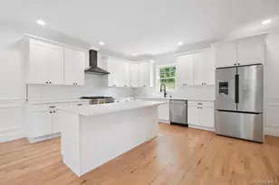 21 Venus Rd, Syosset, NY 11791 - Photo 7