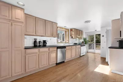 24 Old Knollwood Road, White Plains, NY 10607 - Photo 5