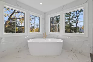 150 Milburn Ln, East Hills, NY 11577 - Photo 17