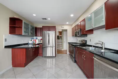 89 Nottingham Road, Manhasset Hills, NY 11040 - Photo 9