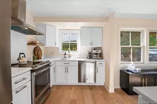 19 Sideview Dr, Oyster Bay, NY 11771 - Photo 9