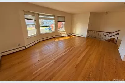 19 Carriage Road, Roslyn, NY 11576 - Photo 3