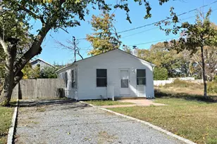 42 Oak Dr, Riverhead, NY 11901 - Photo 3