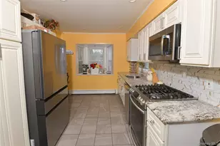 76 E Hollywood Ave, Lindenhurst, NY 11757 - Photo 5