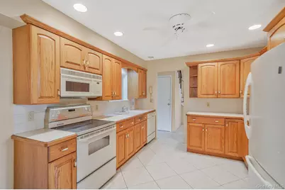 28 Glacier Drive, Smithtown, NY 11787 - Photo 7