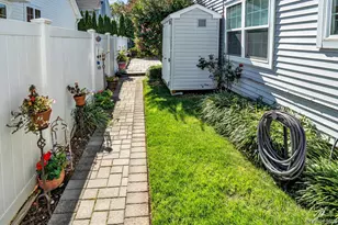 60 Herrels Cir, Melville, NY 11747 - Photo 27