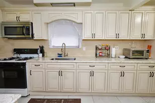 109-15 200th St, Saint Albans, NY 11412 - Photo 19