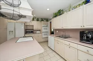 346 Ridgefield Rd, Hauppauge, NY 11788 - Photo 21