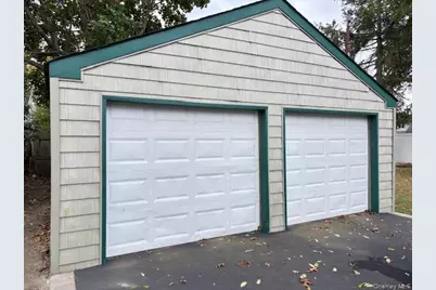 112 W Scudder Avenue, Copiague, NY 11726 - Photo 5