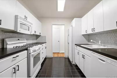 25 Chapel Place #2D, Great Neck, NY 11021 - Photo 5