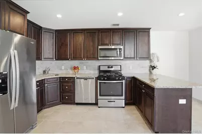 36 Carney Street #2nd Fl, Glen Cove, NY 11542 - Photo 5