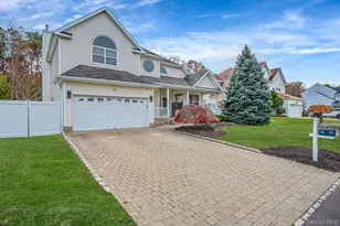 76 Blueberry Ridge Dr, Holtsville, NY 11742 - Photo 3