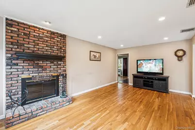 9 Princeton Drive, Plainview, NY 11803 - Photo 15