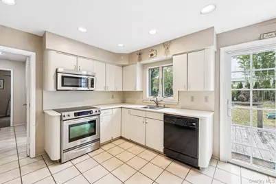 9 Princeton Drive, Plainview, NY 11803 - Photo 7