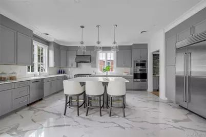 88 Plandome Court, Manhasset, NY 11030 - Photo 13
