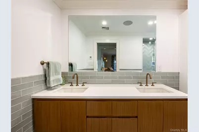 39 Hawthorne Place, Manhasset, NY 11030 - Photo 17