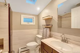 186 Robin Pl, Levittown, NY 11756 - Photo 21