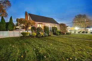 186 Robin Pl, Levittown, NY 11756 - Photo 3