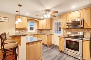 186 Robin Pl, Levittown, NY 11756 - Photo 7