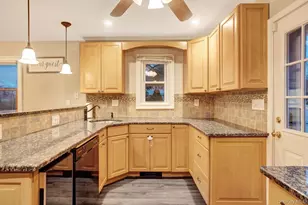 186 Robin Pl, Levittown, NY 11756 - Photo 9