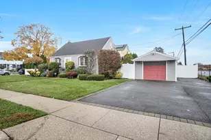 186 Robin Pl, Levittown, NY 11756 - Photo 33