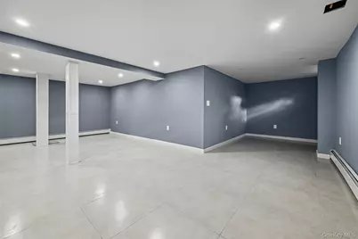 48 Circle Dr, Westbury, NY 11590 - Photo 15