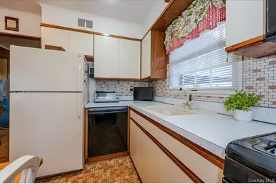 580 Heathcliff Drive, Seaford, NY 11783 - Photo 7