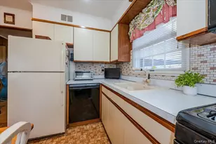 580 Heathcliff Dr, Seaford, NY 11783 - Photo 7