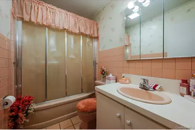 580 Heathcliff Drive, Seaford, NY 11783 - Photo 15