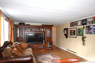 19 Dogwood Ln, Manorville, NY 11949 - Photo 7