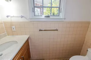 18 Lighthouse Rd, Great Neck, NY 11024 - Photo 13