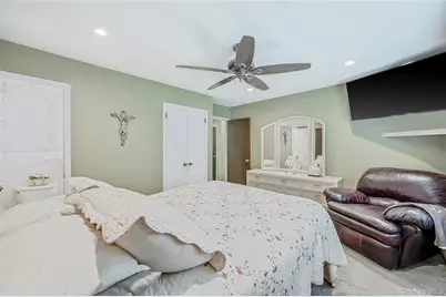 201 Oakland Avenue, Deer Park, NY 11729 - Photo 15